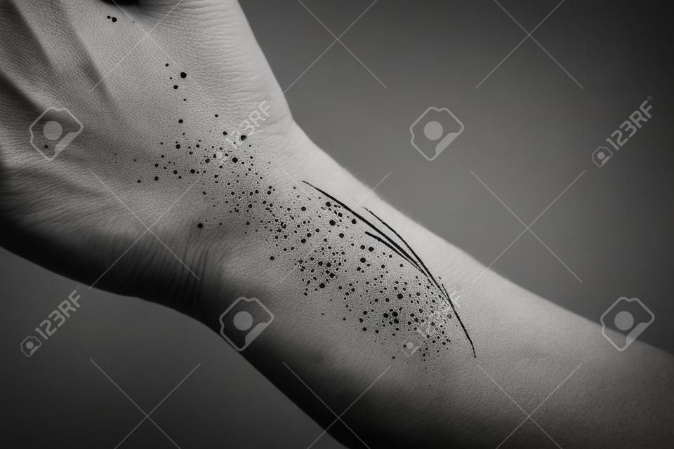 Humand a mal à la main avec une grosse cicatrice avec beaucoup de points de suture. Tir horizontal