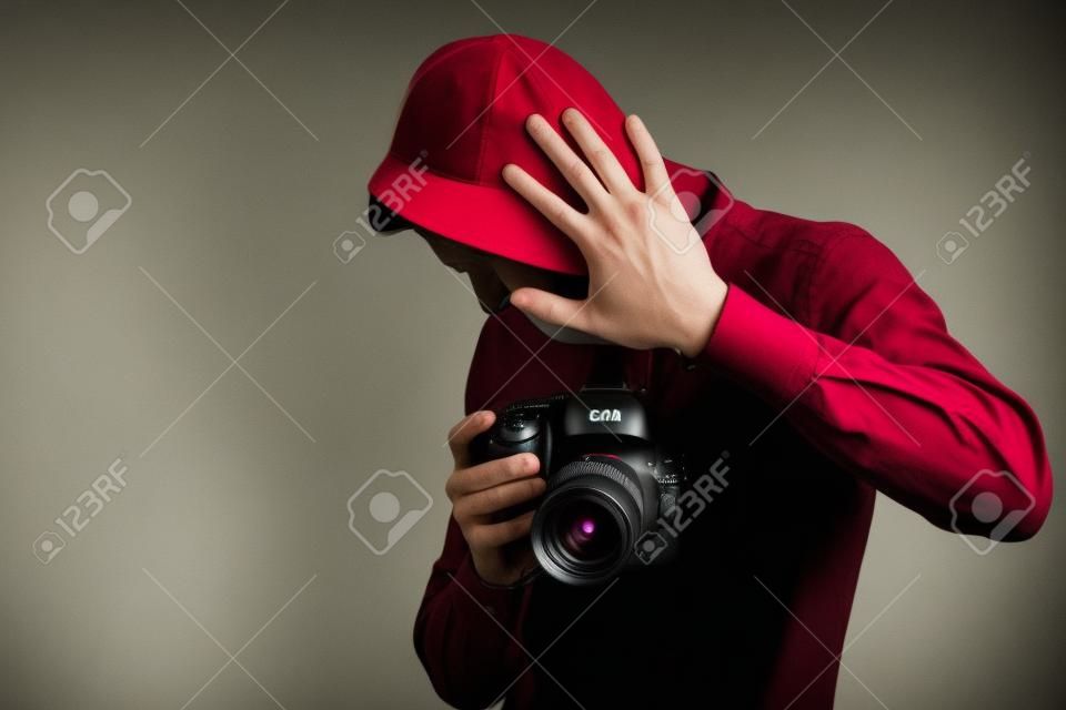 bange fotograaf met DSLR digitale camera fotograaf sluit