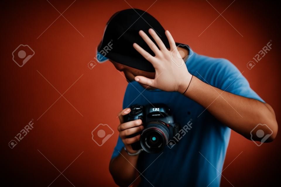 fotógrafo asustado con el fotógrafo de la cámara digital DSLR cierra