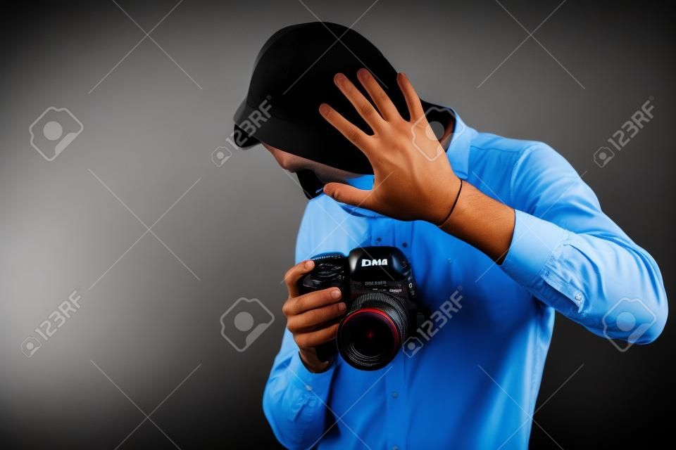 fotógrafo asustado con el fotógrafo de la cámara digital DSLR cierra