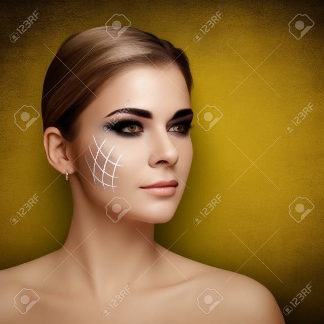 Spa Porträt der Frau mit Pfeilen auf ihrem Gesicht auf weißem backgroun
