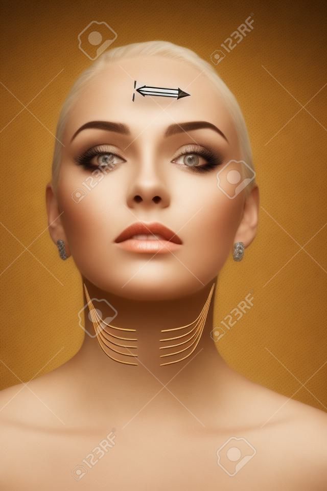 kobieta ze strzałkami na twarzy podnoszenie koncepcji szyi. korekcja podwójnego podbródka