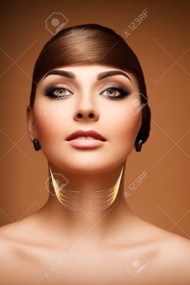 Donna con le frecce sul concetto di sollevamento del collo del viso. Correzione del mento doppio