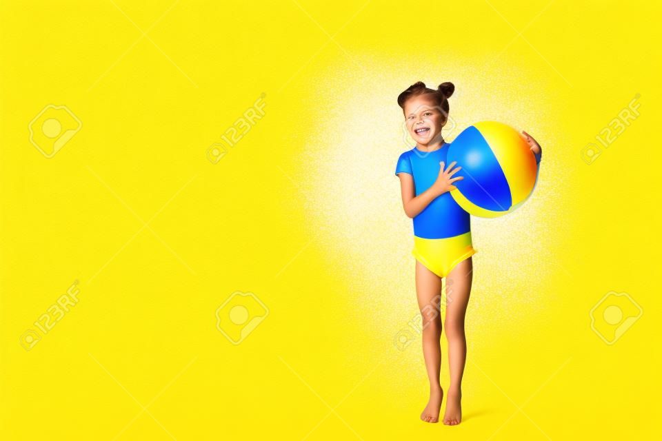 Petite Fille Enfant En Maillot De Bain Avec Ballon De Plage À La Super  Excitée Sur Fond Jaune. Heure D'été Banque D'Images et Photos Libres De  Droits. Image 165370941