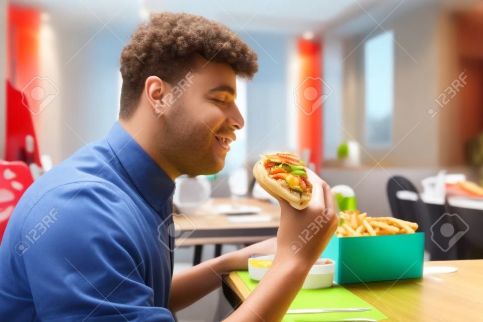 Studen eet in een kamer en geniet van fastfood
