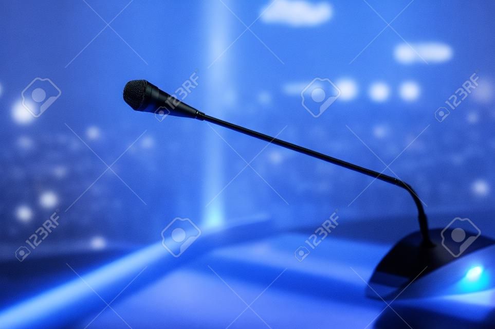 Ein Mikrofon vor einem Publikum