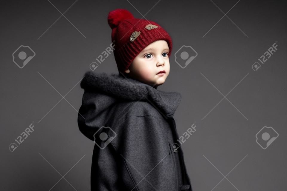 Menino elegante em outerwear inverno. criança de moda. adolescente elegante em chapéu de malha