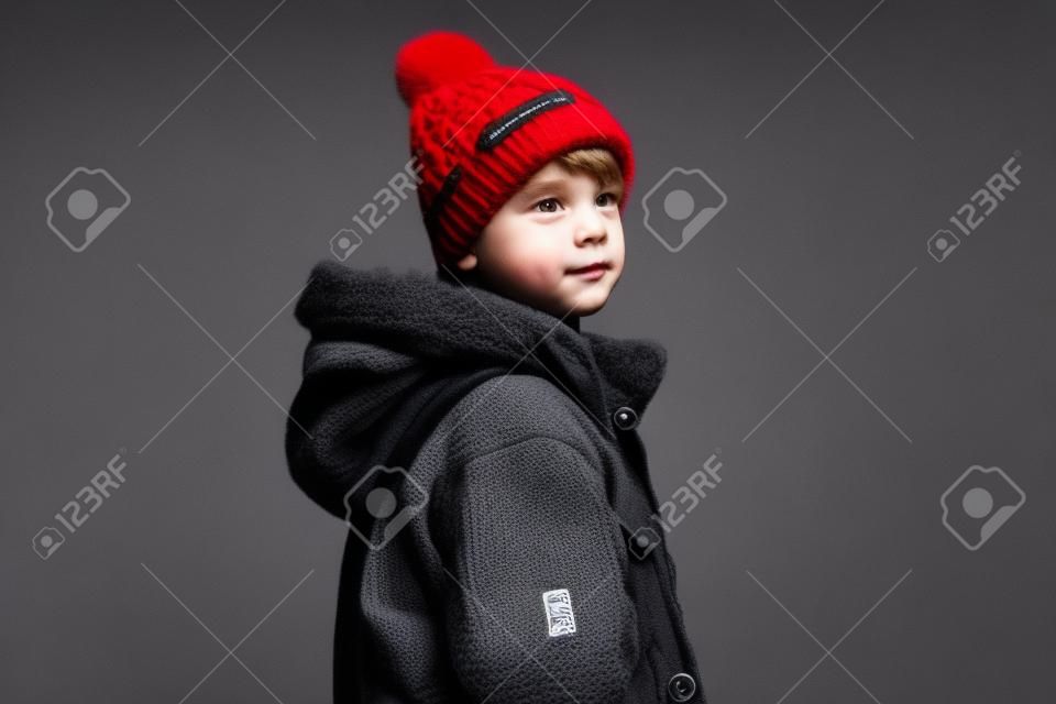 Menino elegante em outerwear inverno. criança de moda. adolescente elegante em chapéu de malha