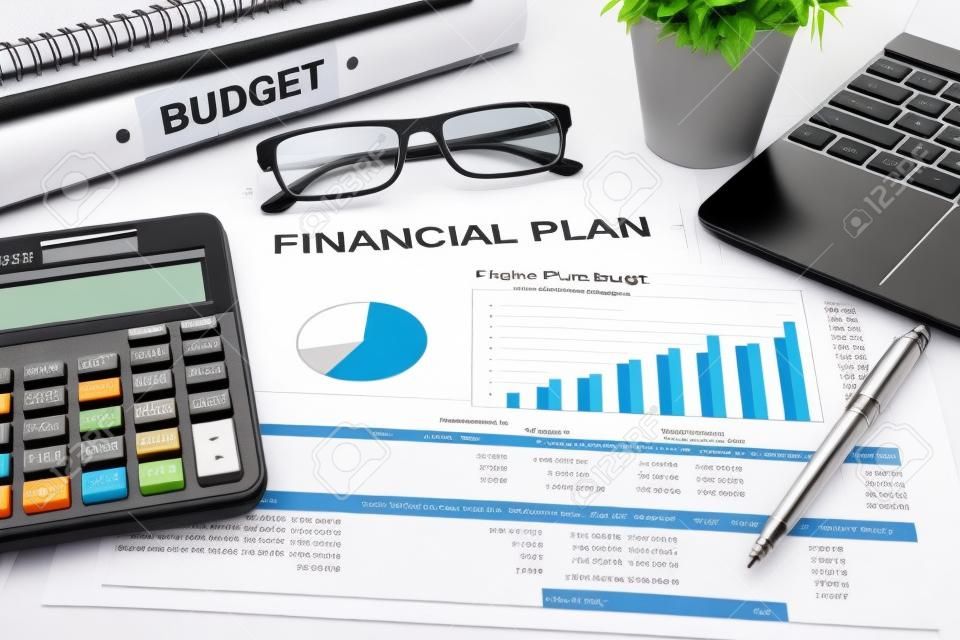 財務和預算規劃概念，計算器筆記本電腦和財政金融報告