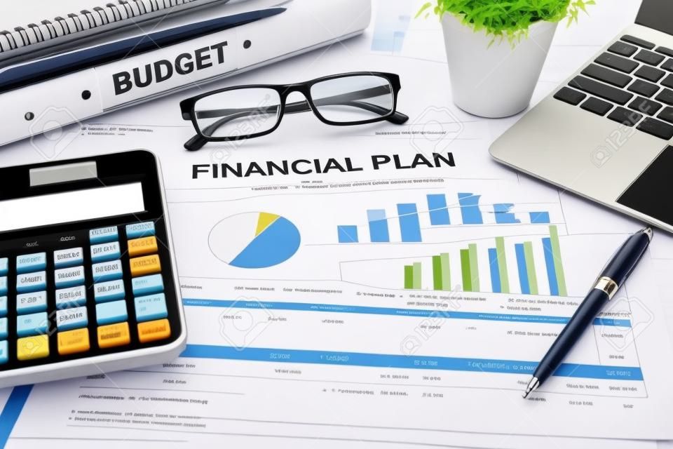 財務和預算規劃概念，計算器筆記本電腦和財政金融報告