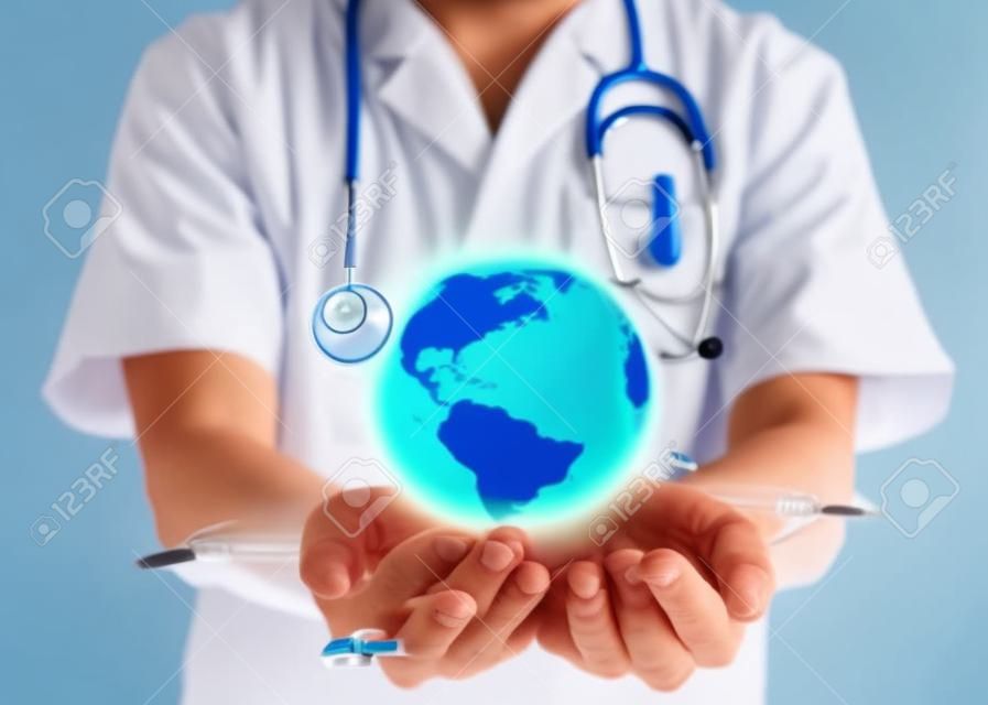 Médico, segurando um globo do mundo nas mãos como conceito de rede médica