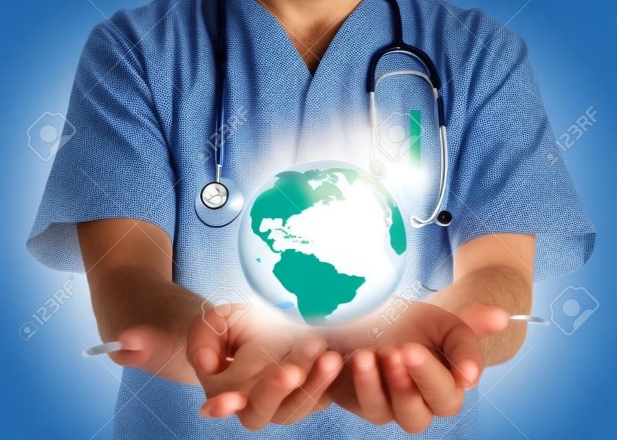 Medico che tiene un globo del mondo in sue mani come concetto della rete medica