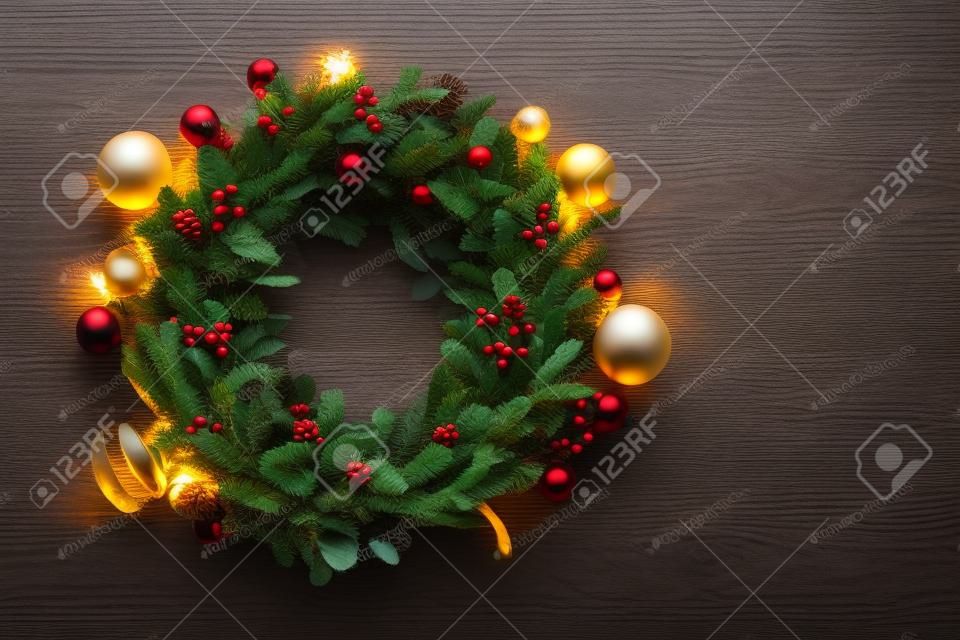 인사말 시즌 개념. 어두운 나무 배경에 장식 빛을 가진 크리스마스 화 환