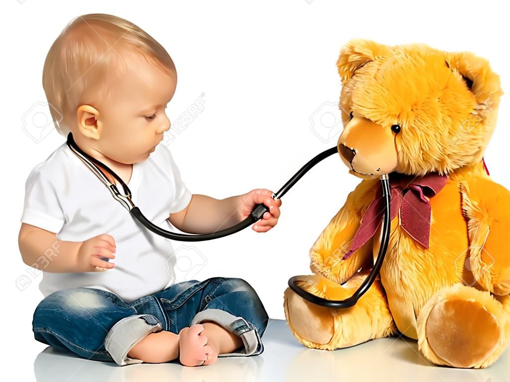 bambino gioca nel medico orso giocattolo e stetoscopio
