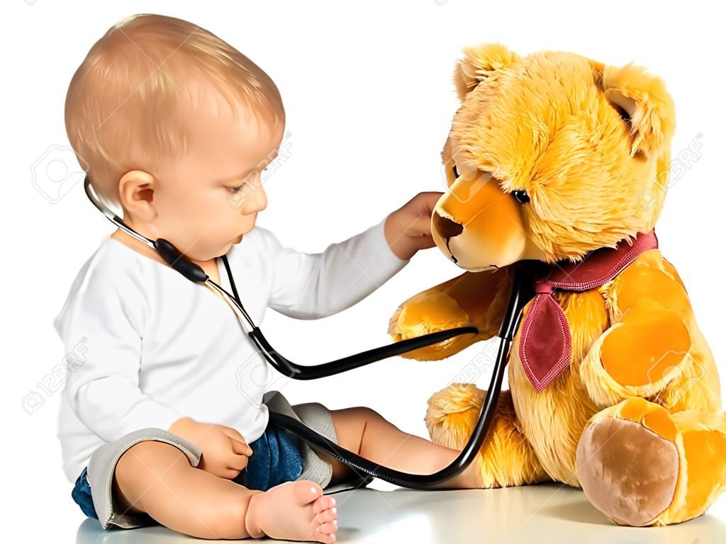 bébé joue au docteur jouet ours et stéthoscope