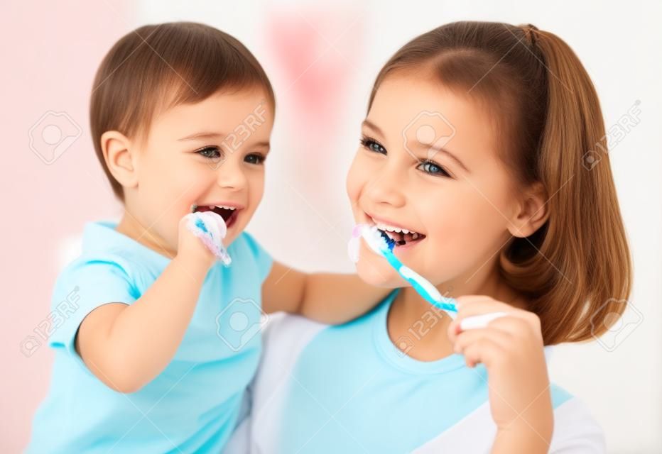 salud familiar y feliz. madre e hija niña cepillarse los dientes