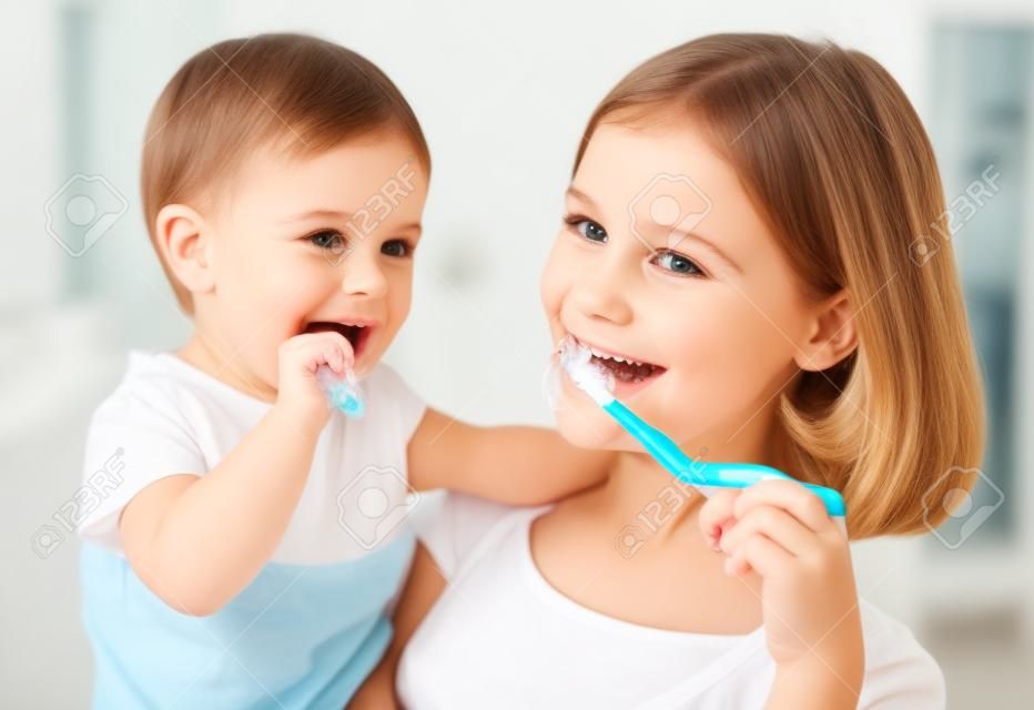 salud familiar y feliz. madre e hija niña cepillarse los dientes
