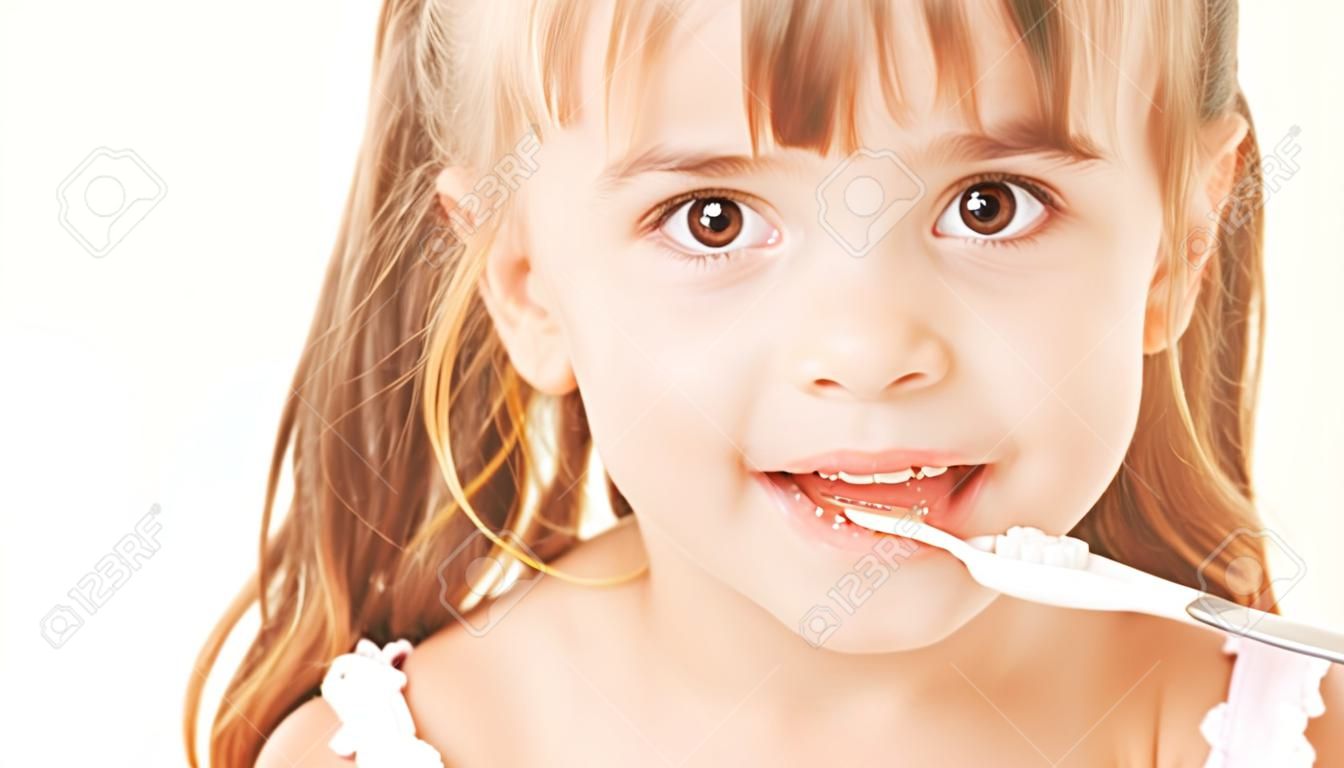 口腔衛生。快樂的小女孩刷牙