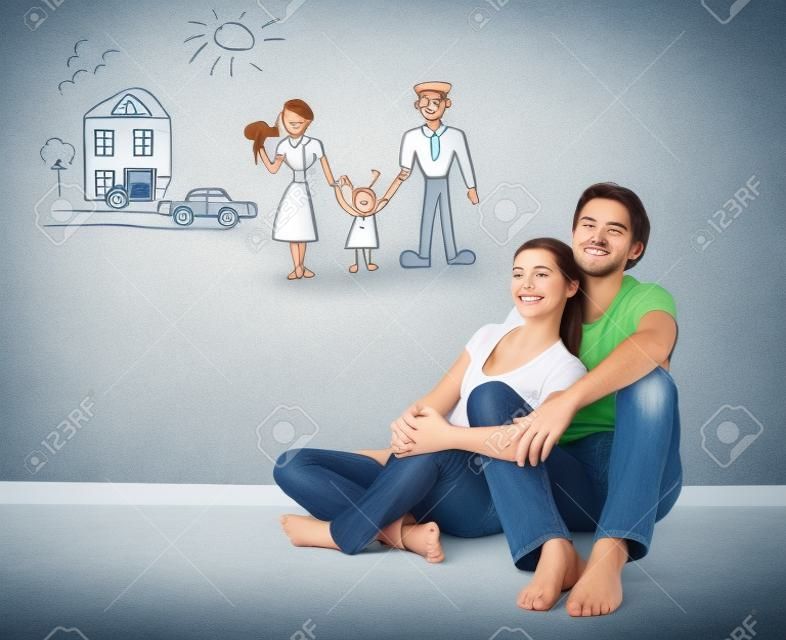 Konzept. junges glückliches Familienpaar, das von neuem Haus, Auto, Kind, finanziellem Wohlergehen träumt
