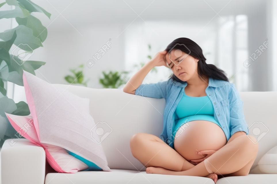 kobieta w ciąży z bólem głowy i ból