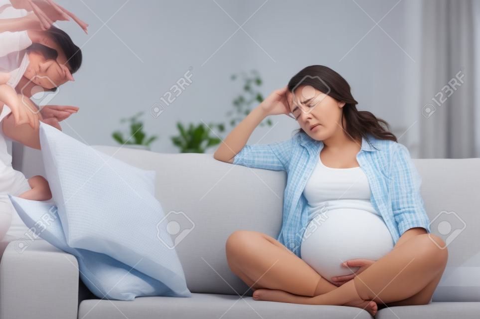 kobieta w ciąży z bólem głowy i ból