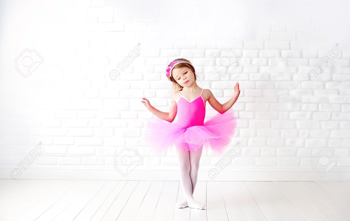 kleine kind meisje dromen van het worden ballerina in een roze tutu rok