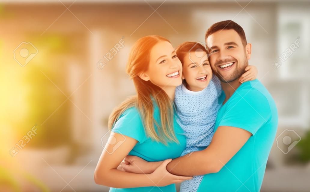 Madre de la familia feliz, padre, hija hijo en casa