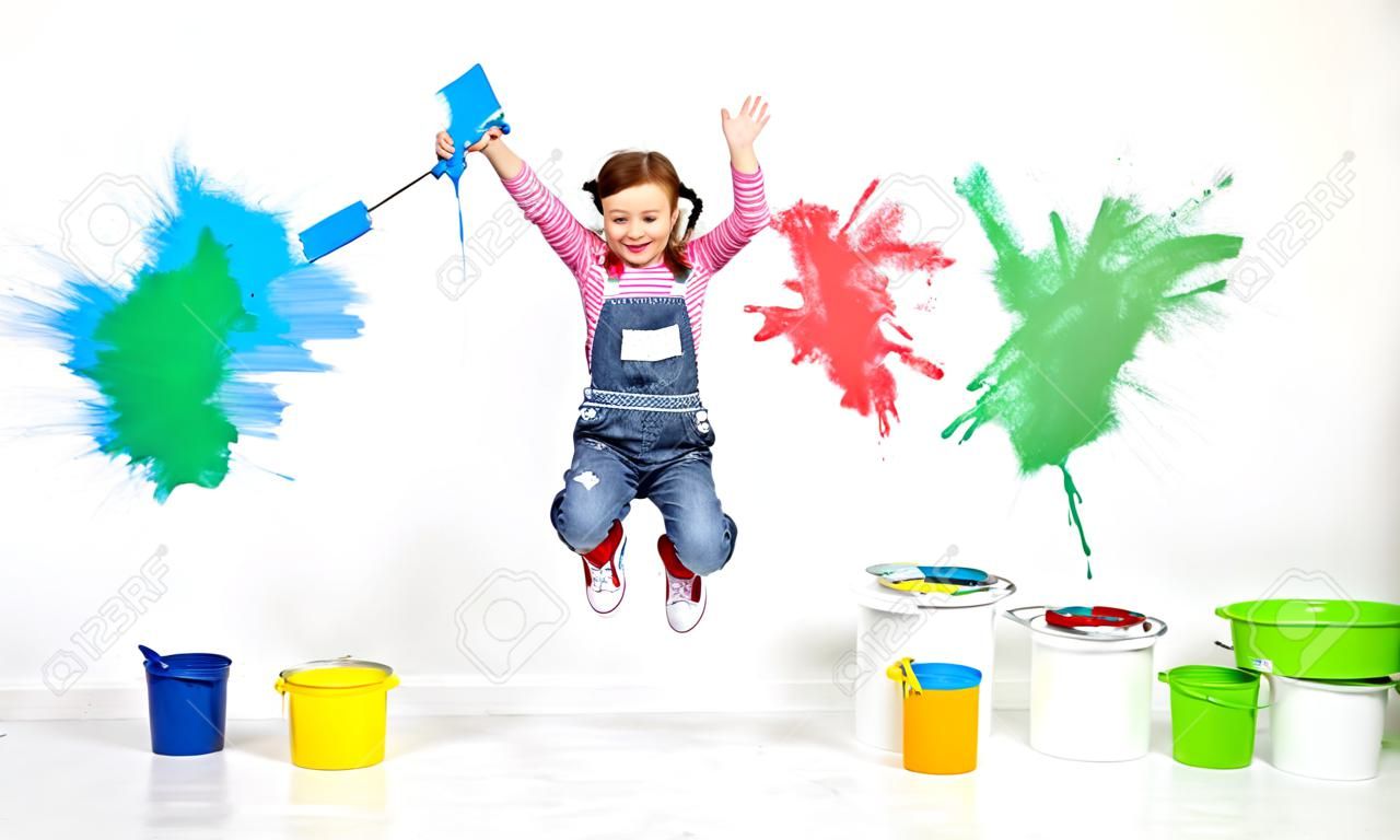 glücklich lustig Kind Mädchen Reparaturen zu tun, Springen und die Wand zu Hause malen