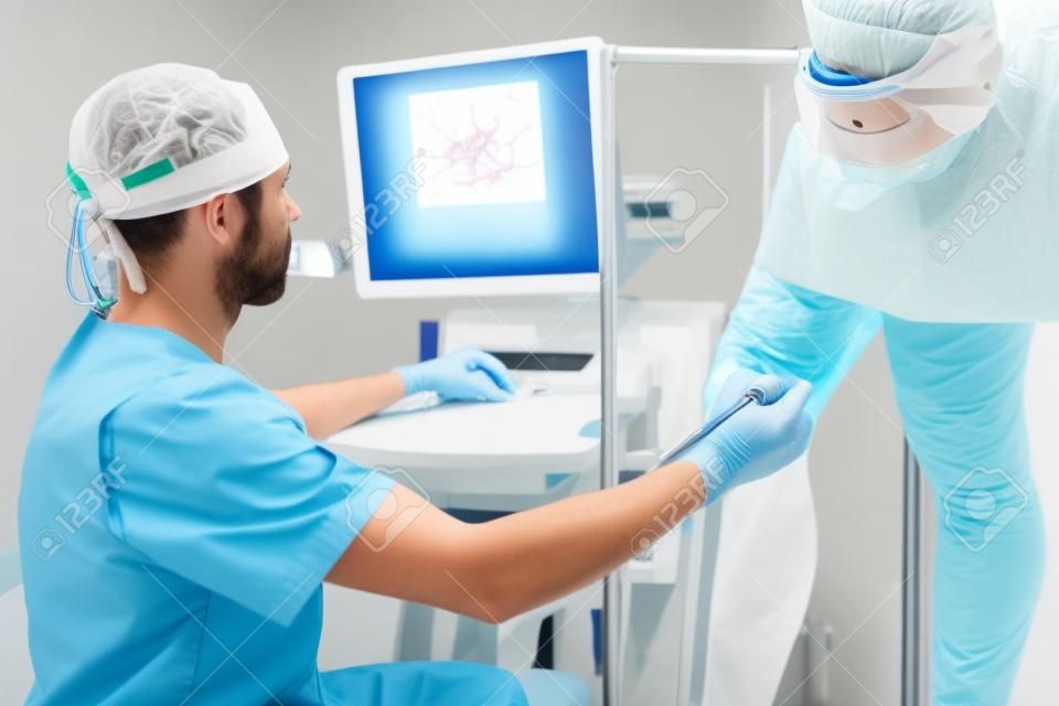 orvos t a műtőben sebészeti vénás érsebészet klinika