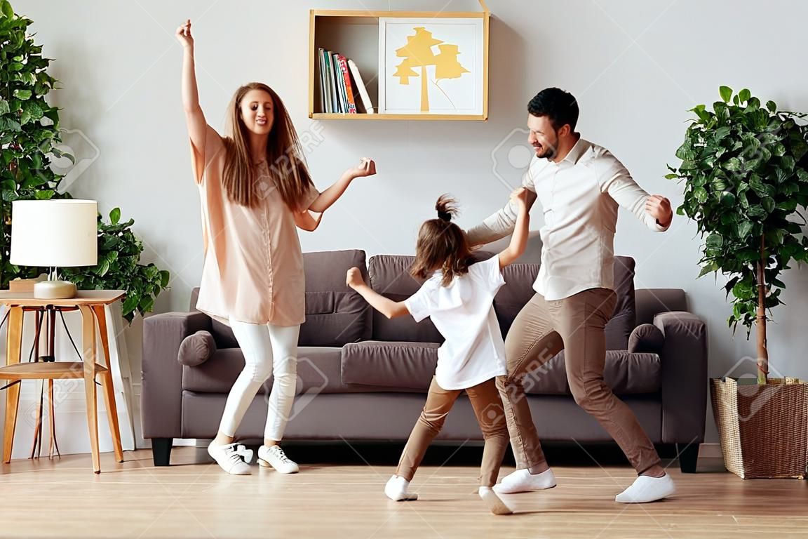 glückliche familie mutter vater und kinder tochter und sohn tanzen und spaß zu hause