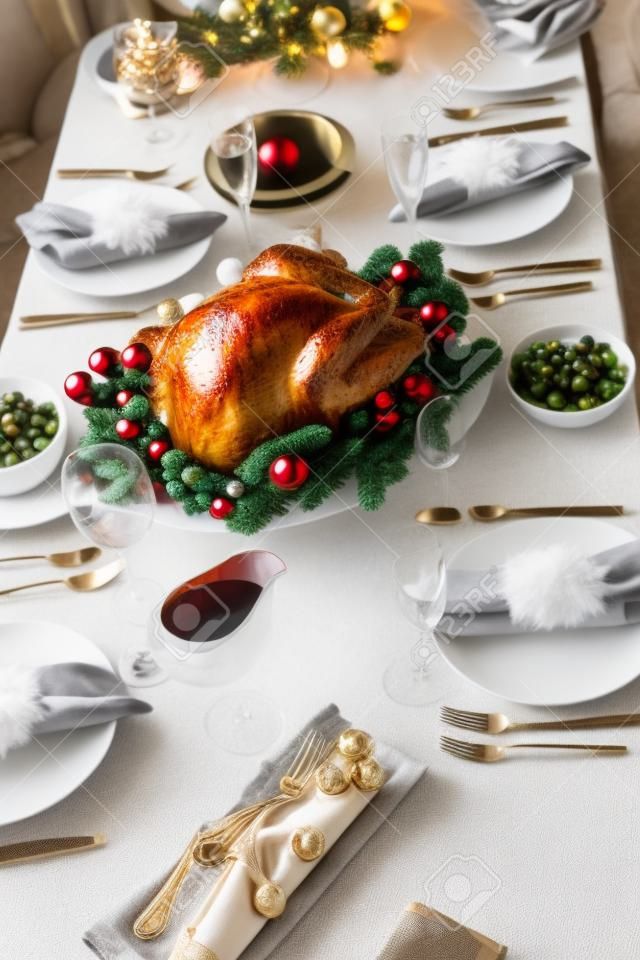 Nyaralás díszített asztal, karácsonyfát, pezsgő, és a sült pulyka