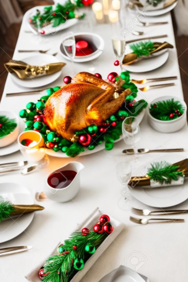 Holiday-decorada mesa, el árbol de Navidad, champán, y el pavo asado
