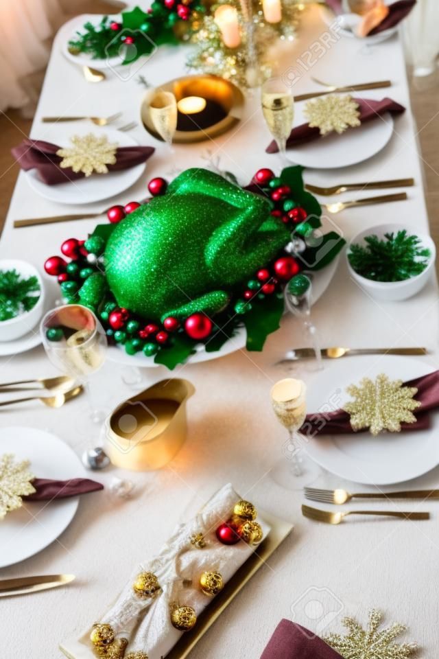 Holiday-decorada mesa, el árbol de Navidad, champán, y el pavo asado