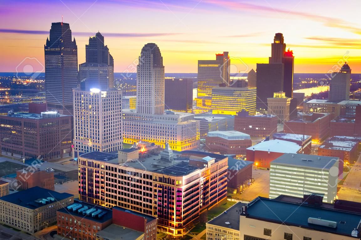Vue aérienne du centre-ville de Detroit au crépuscule dans le Michigan USA