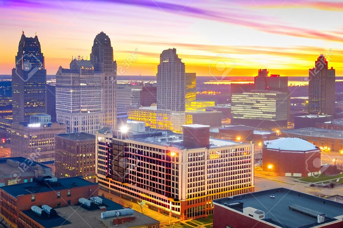 Vista aérea del centro de Detroit en el crepúsculo en Michigan, Estados Unidos