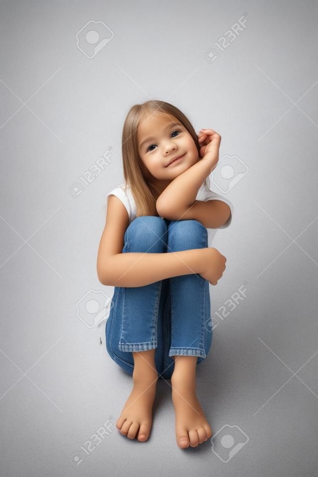 kot katta oturan sevimli küçük bir kız portre resmi