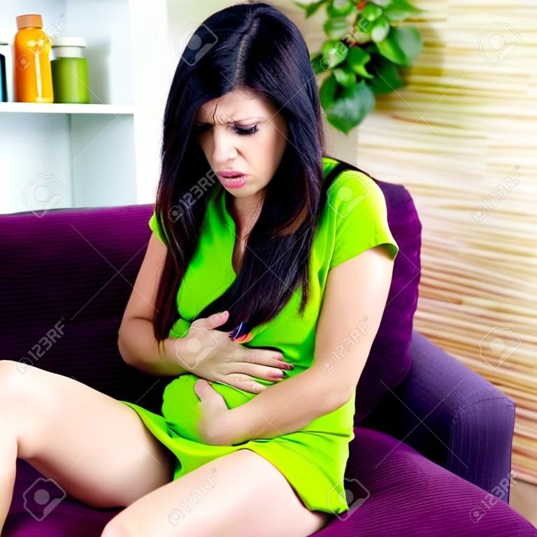 Infeliz con el problema menstrual fuerte dolor de estómago