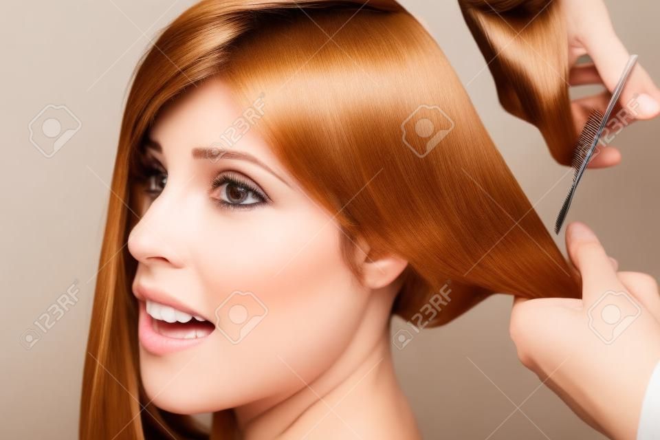 女性は彼女の髪を取得する準備ができて短いカット