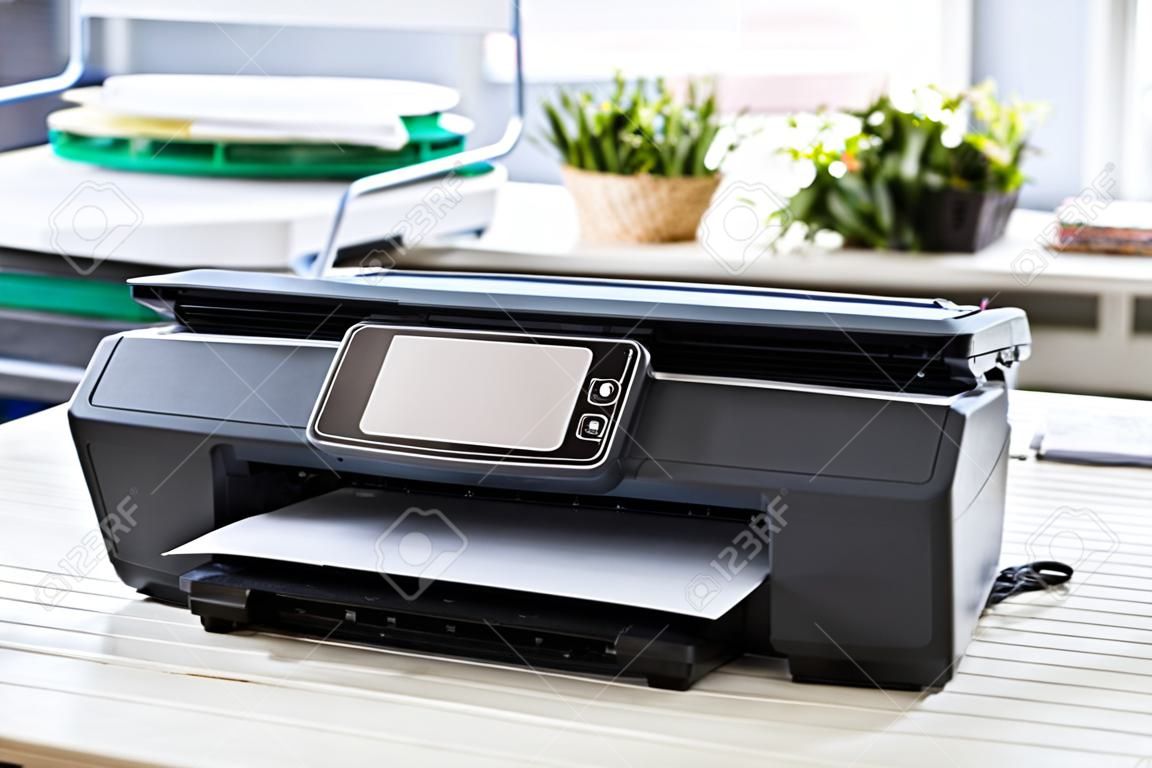 Impressora, copiadora, scanner. Mesa de escritório
