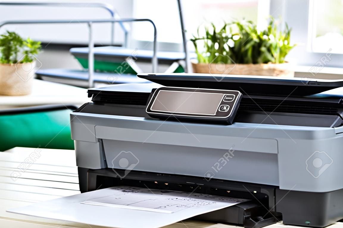 Impresora, copiadora, escáner. Mesa de oficina