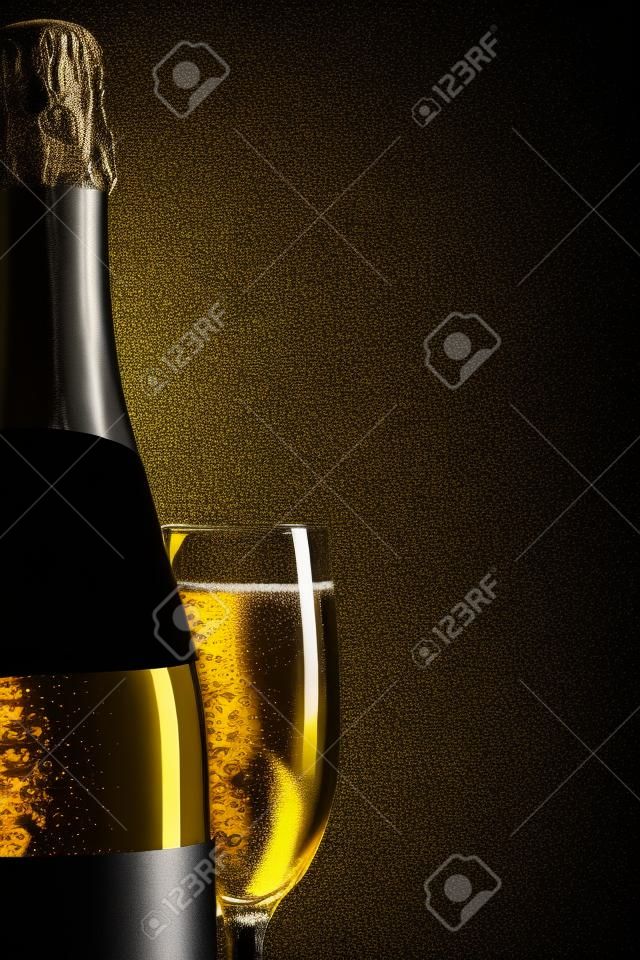 verre à vin champagne et bouteille sur fond noir
