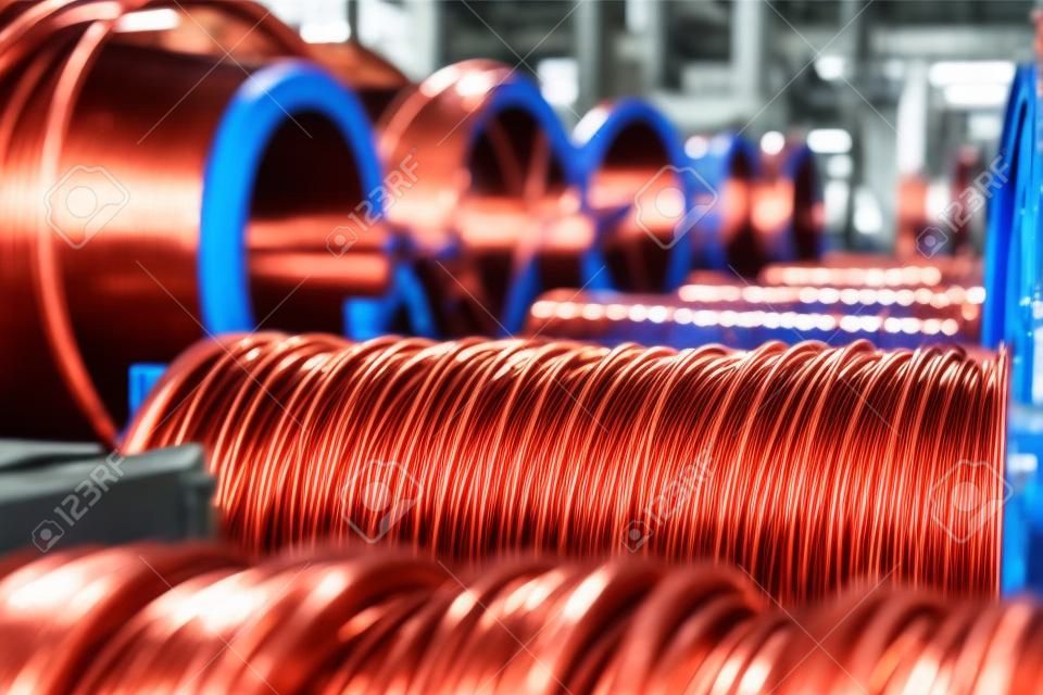 Produção de fio de cobre, cabo em bobinas na fábrica. Fábrica de cabos.