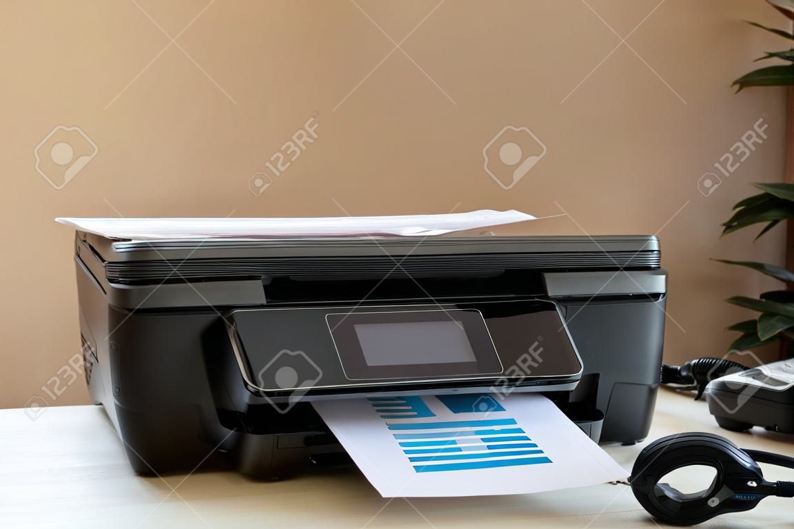 Vorderansicht einer schwarzen Druckermaschine auf einem Tisch