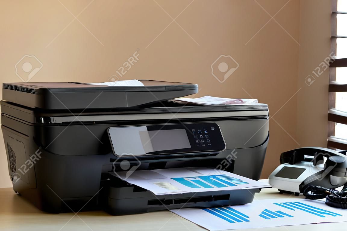 Vorderansicht einer schwarzen Druckermaschine auf einem Tisch