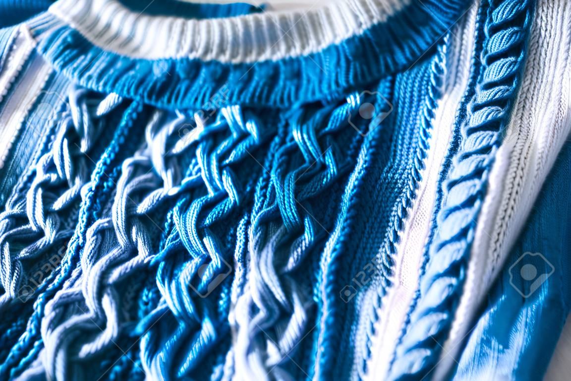 Sweter z dzianiny warkoczowej typu tie-dye z bliska koncepcja farbowania ubrań i majsterkowania mody