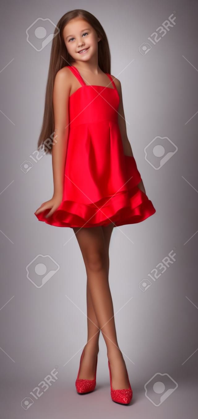 Teen Girl in sehr kurzen Kleid und High Heels