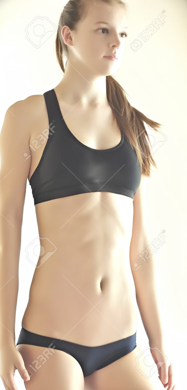 Fit Teen Girl Posing em sutiã esportivo e shorts
