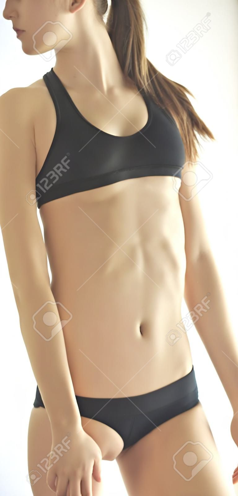 Fit Teen Girl Posing w sportowy biustonosz i szorty