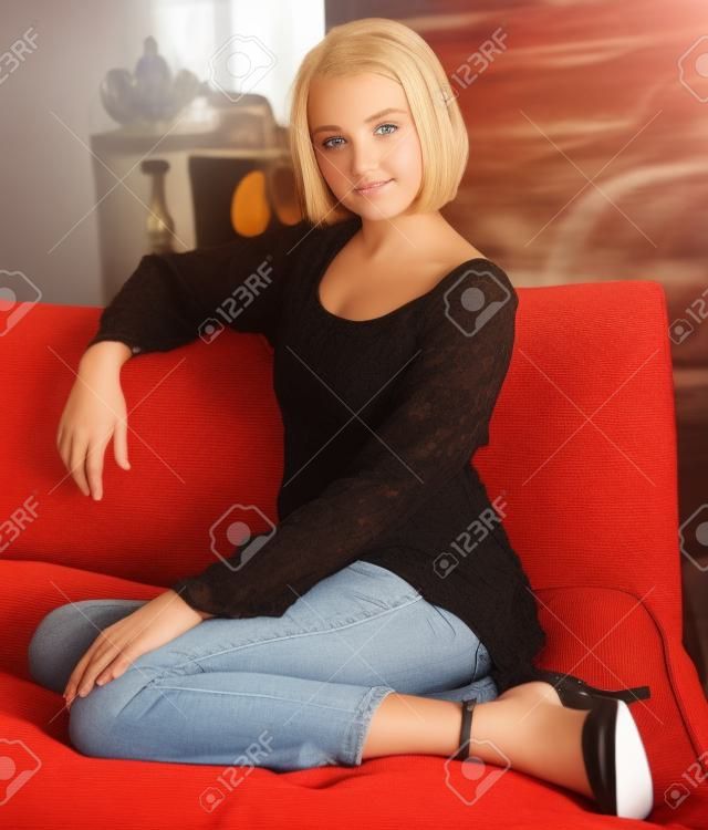 Блондинка подросток GirlPosing на диване