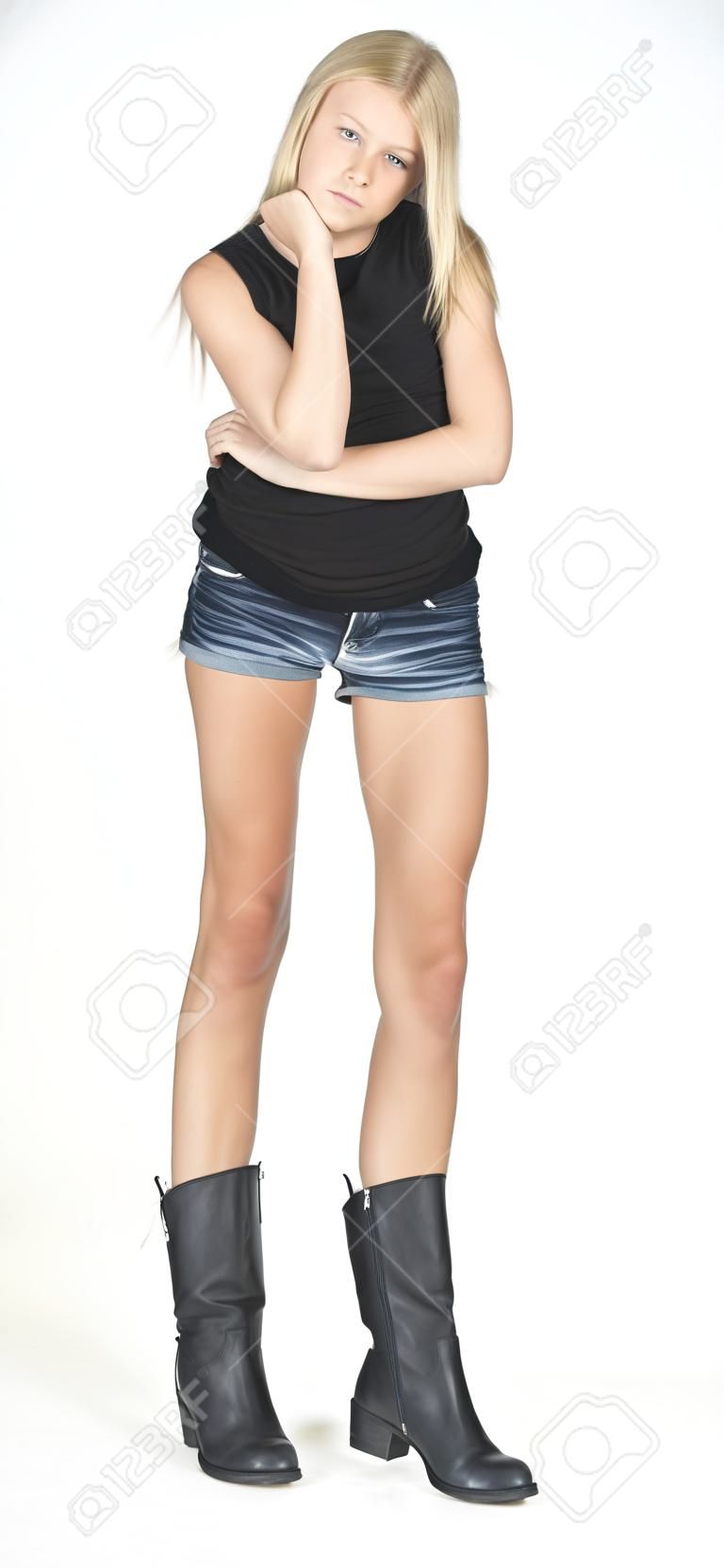 Tough Blond Teen Girl em botas de couro e shorts